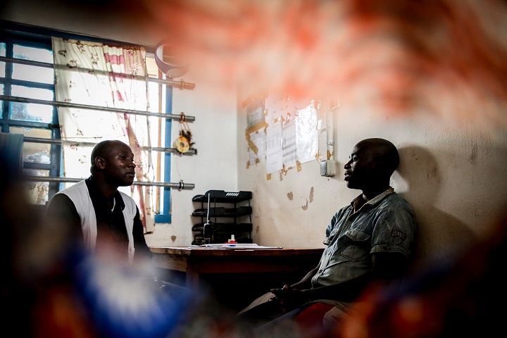 コンゴ民主共和国の病院で心理カウンセラーと話す青年　© Sara Creta/MSF 