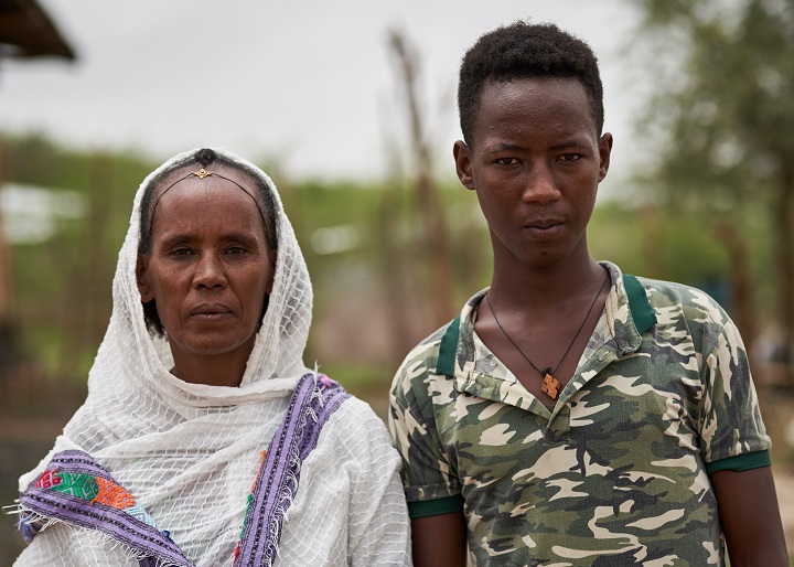 MSFの心理ケアを受ける17歳のエフライムさんと、母親のアフーさん　© Gabriele François Casini/MSF