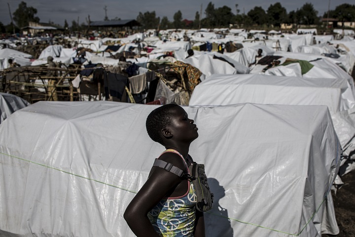 コンゴ民主共和国の国内避難民キャンプで暮らす少女　© John Wessels 