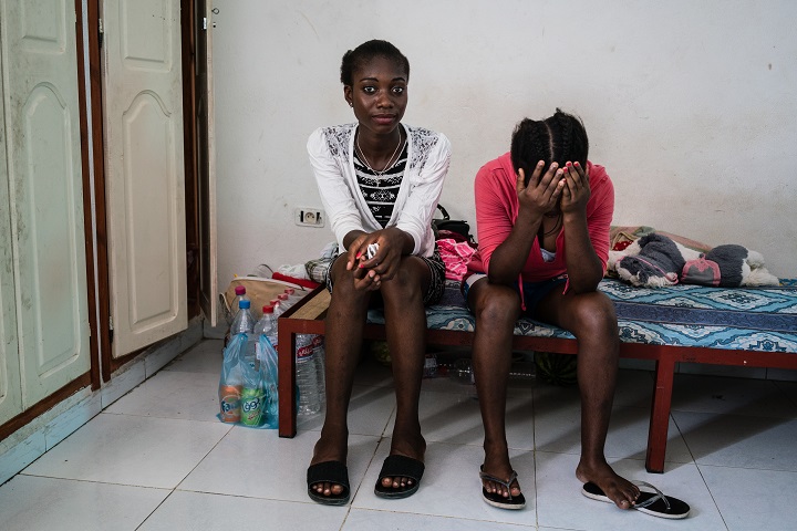 リビアからのゴムボートが沈み、2日半も漂流したナイジェリア出身の少女　© Kristof Vadino