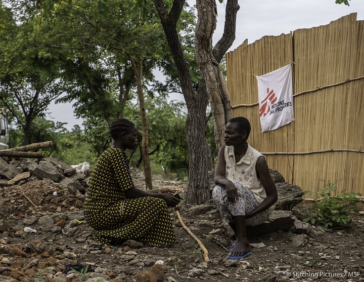 ウガンダ北部の難民キャンプで話す女性たち　© Geraint Hill/MSF
