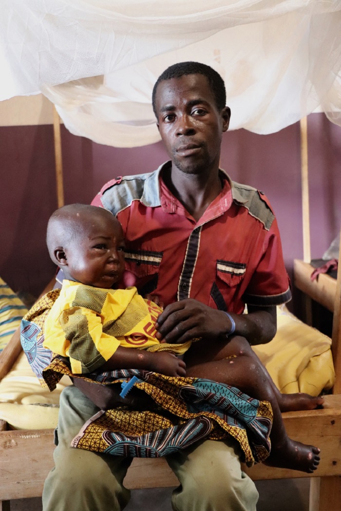 ギヨーム・ブロッスーさんと息子のオスカル君。© Elisa Fourt/MSF