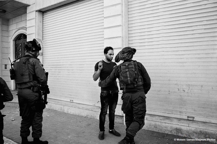 パレスチナ人にとって、イスラエル軍の検問所でのチェックは日常の一部となっている