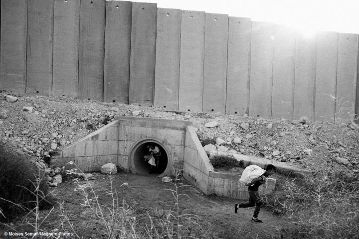 イスラエルとの境界にそびえる防護壁。移動の自由はなく、通勤や通学のため検問所付近を通らなくてはならない