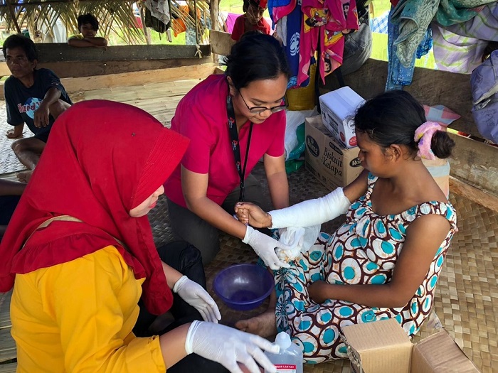 被災者をケアする国境なき医師団の医師。© Sri Harjanti Wahyuningsih/MSF
