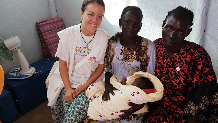 クリスティーン・タスニア助産師、ニャダクさんと娘のニャミレちゃん、おばで同僚のモスキート　© MSF