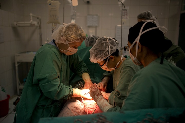 ホースト産科病院で緊急手術を行うMSFの産婦人科医　© Andrea Bruce/Noor Images