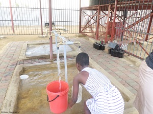 MSFが設置した井戸で水を汲む地域保健サークル会員