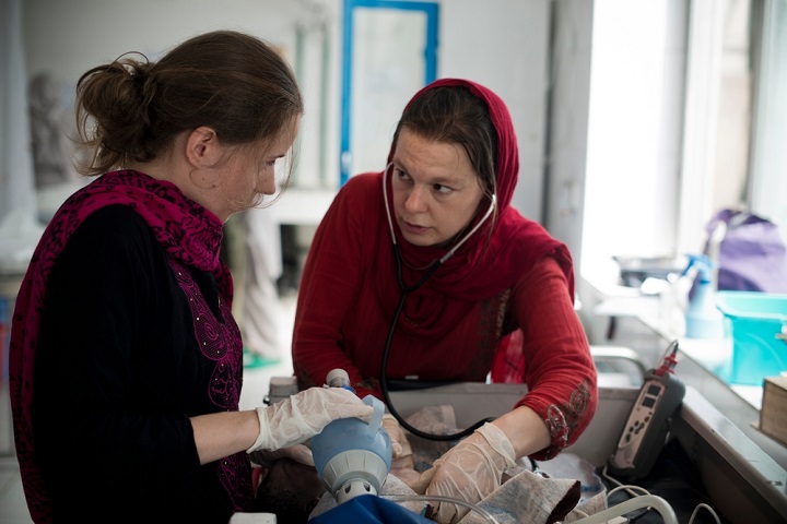 新生児の救命処置をするMSF助産師と看護師　©Andrea Bruce/Noor Images