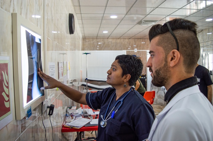 救急科でレントゲン画像を確認するMSF医師ら　© MSF