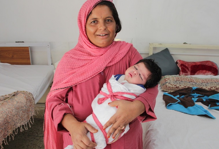 生後2週間の息子を抱く母親。© Laurie Bonnaud/MSF