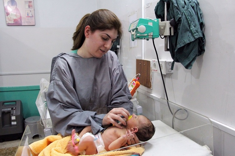 赤ちゃんを診察するハジダ小児科医。© Laurie Bonnaud/MSF