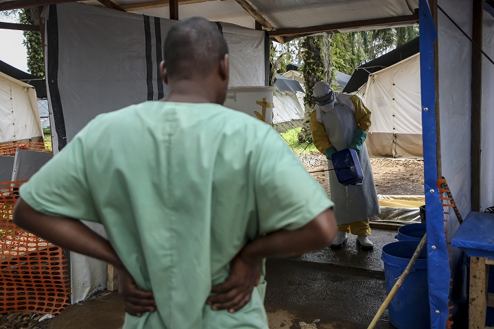 エボラ治療センターで徹底した感染予防を指導する　© MSF