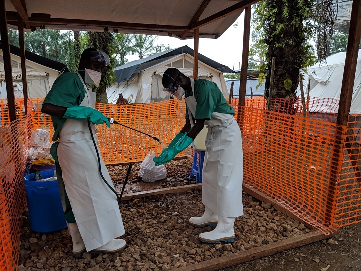 マンギナのエボラ治療センター　入念な消毒・除染を頻繁に行う　© Karin Huster/MSF