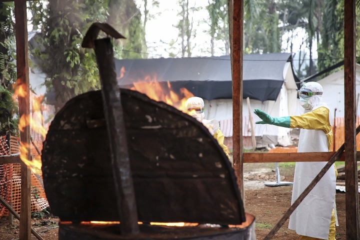 焼却を含め、廃棄物の処理も衛生管理者の重要な仕事だ　© Carl Theunis/MSF