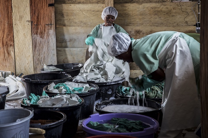 治療センター内の服・靴・エプロンなどは徹底的に洗浄、除染される　© Carl Theunis/MSF