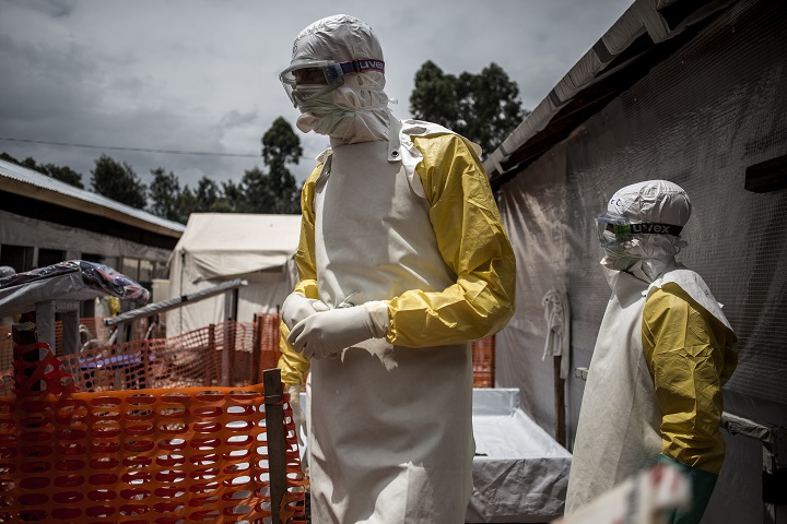 ブテンボのエボラ治療センターで、高リスク区画へ入るMSFスタッフ　© John Wessels