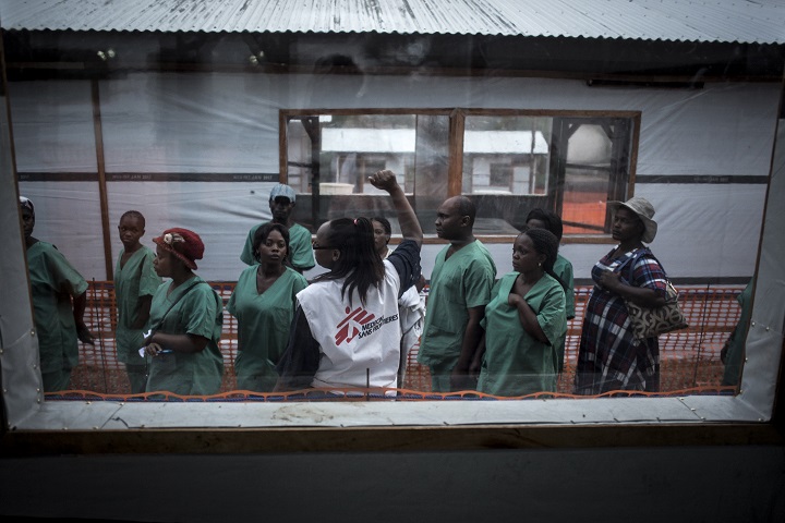 医療従事者にエボラ治療センターの機能を説明するMSFスタッフ　© John Wessels