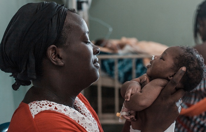 生後13日の娘を抱く母親のサジョさん（左）。 © Raul Manarte/MSF