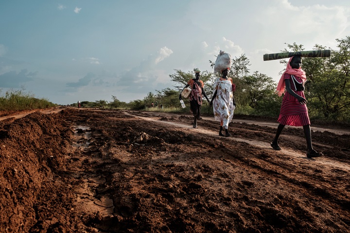 キャンプ外で食糧などを調達するため、長距離を歩く国内避難民の女性ら
（南スーダン北部ベンティウで2017年9月27日撮影、資料写真）© Peter Bauza