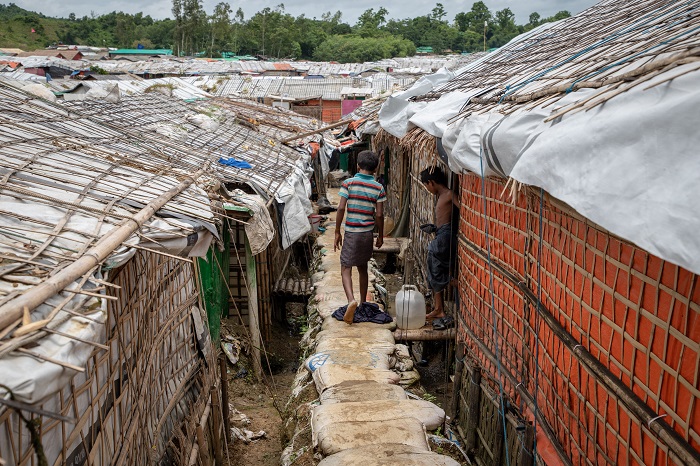 竹とビニールシートで出来た仮設の家が並ぶ難民キャンプ　© Daphne Tolis/MSF