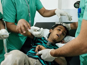 タメルくん（7歳）は爆発物の破片で負傷。
MSF母子病院で治療を受けた © Matteo Bastianelli