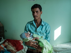肺感染症にかかった赤ちゃんを連れ受診した男性
© Matteo Bastianelli