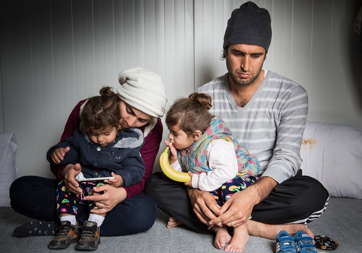 双子の子どもを連れてイラクを出た難民の一家　© Giuseppe La Rosa/MSF