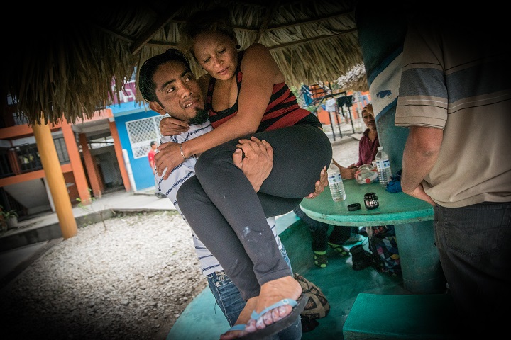 母国ホンジュラスで脅迫を受け、メキシコへ逃げる途中で暴力に遭った夫婦　© Marta Soszynska/MSF
