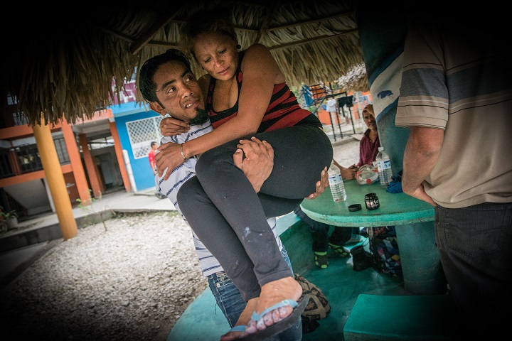 母国ホンジュラスで脅迫を受け、メキシコへ逃げる途中で暴力に遭った夫婦　© Marta Soszynska/MSF