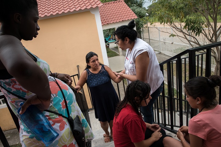 MSFのソーシャル・ワーカーがメキシコの難民センターで女性たちの心のケアをする　© Marta Soszynska/MSF