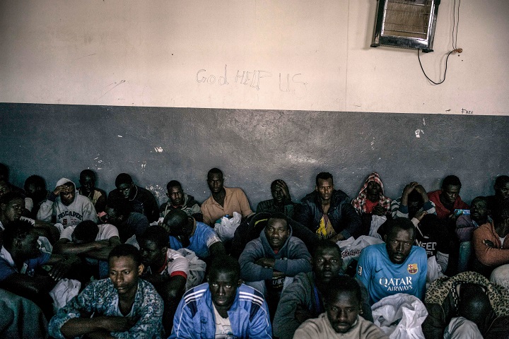 リビアの収容センターでは不衛生な環境のなか多くの難民が勾留され続けている　© Guillaume Binet/Myop