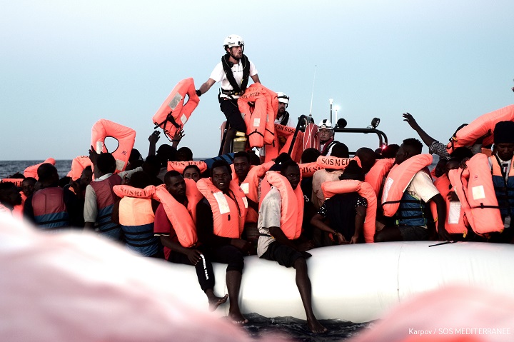 アクエリアス号の活動で救助された難民のボート　© Kenny Karpov/SOS MEDITERRANEE