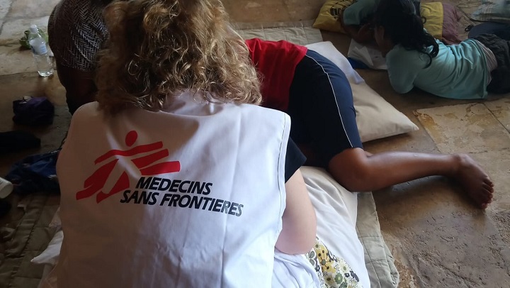 ナウル島で心のケアを受ける患者　© MSF