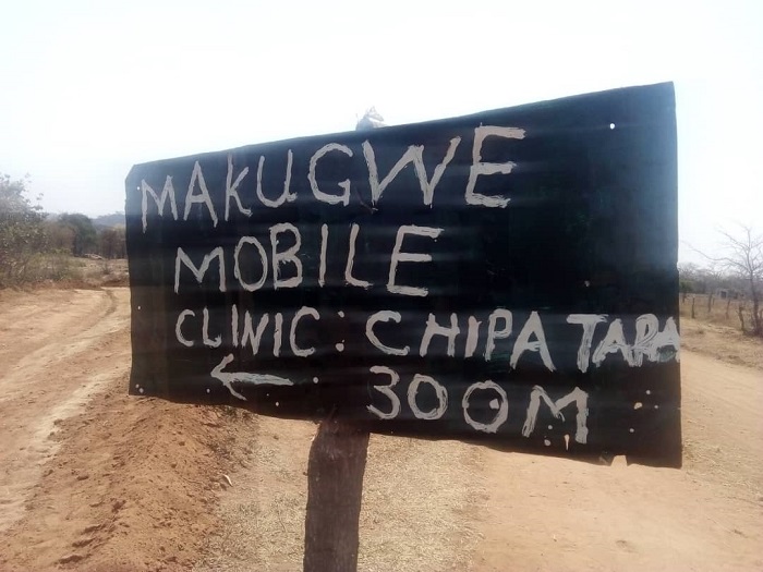 国境なき医師団（MSF）のアウトリーチ拠点を示す看板。移動診療所までの距離が示されている。© Gloria Ganyani