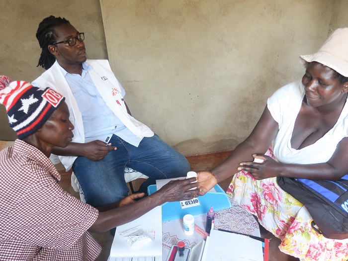 国境なき医師団（MSF）のアウトリーチ・プログラムで、薬を受け取る患者。© Gloria Ganyani