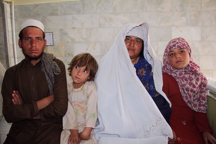 ペシャワールの治療センターで治療を待つタジ・ビビさんと家族　© Laurie Bonnaud/MSF