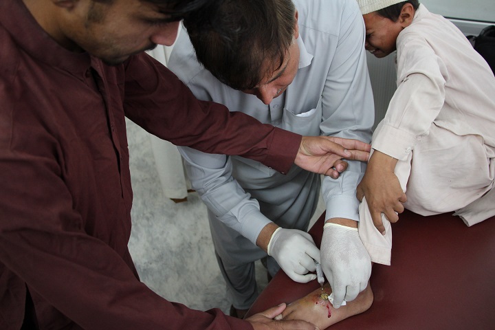 ペシャワールのMSFセンターで注射治療を受ける少年　© Nasir Ghafoor/MSF