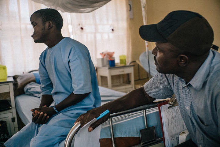 手術前日のビリャさん。入院中は、地元から駆けつけた兄がずっと付き添った　　© Claire Jeantet - Fabrice Caterini/INEDIZ