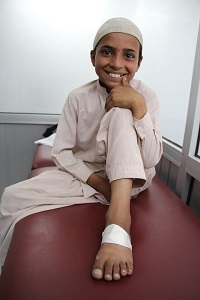 頑張って治療を続けるサビト君
© Nasir Ghafoor/MSF