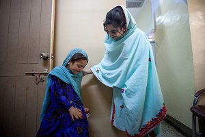 患者の少女に話しかけるMSFのカウンセラー
© Khaula Jamil