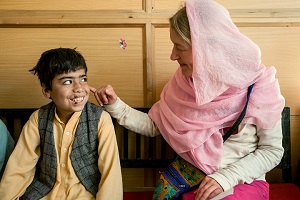 治療に来た11歳の少年と　© Khaula Jamil
