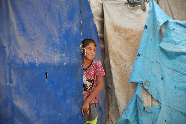 避難民キャンプでテント生活を送る少年　© Mohammad Ghannam/MSF