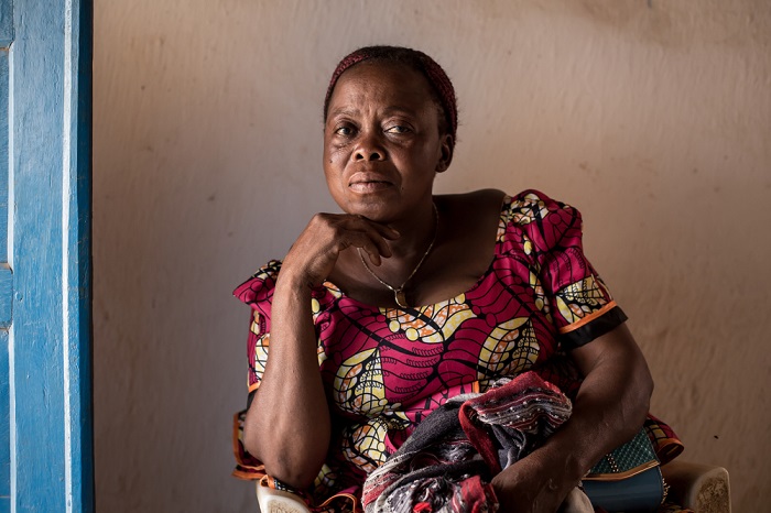 性暴力被害者を援助してきたママ・Hさん。© MSF/Carl Theunis