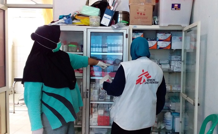 国境なき医師団（MSF）のスタッフが、津波被害のあった地域のヘルスセンターで医薬品の備蓄を確認している様子。© Stephanie Amalia/MSF