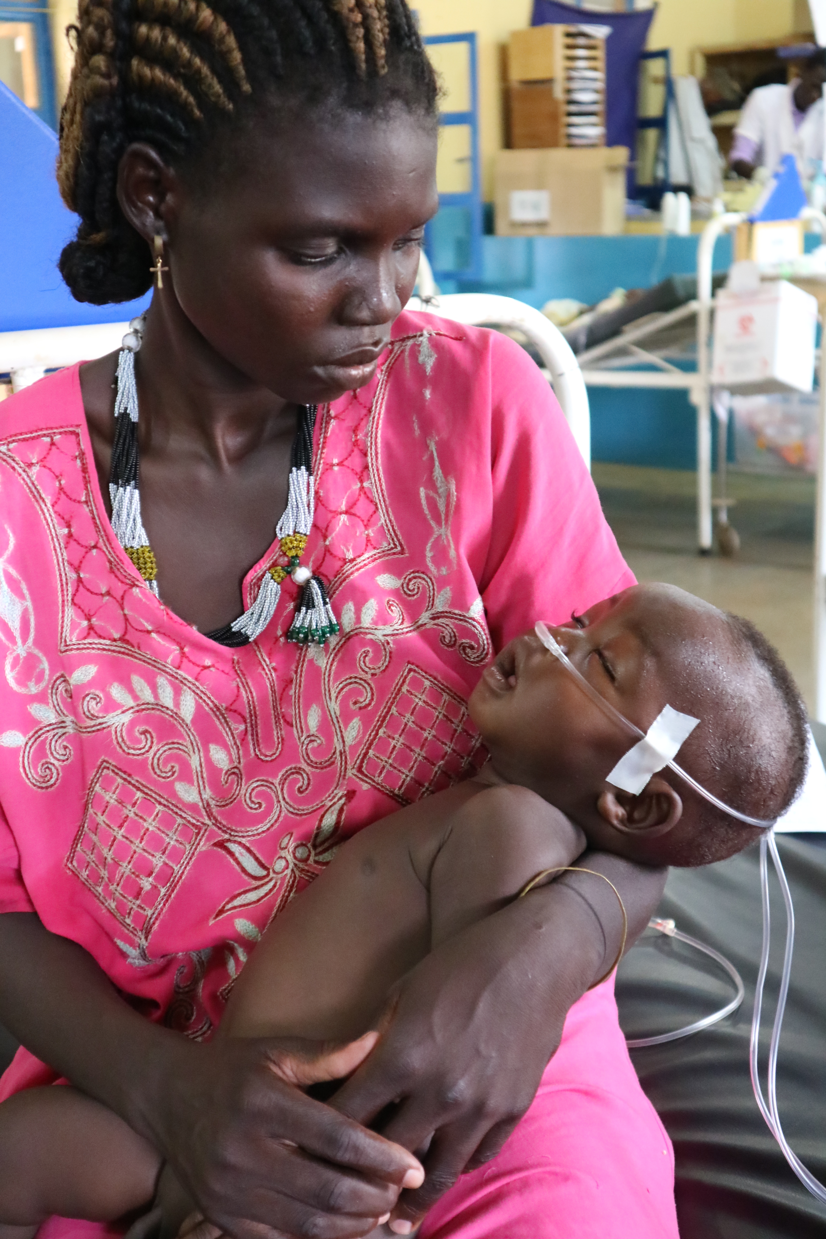 わが子を心配そうに見つめる母親　©Saki Mizoroki/MSF