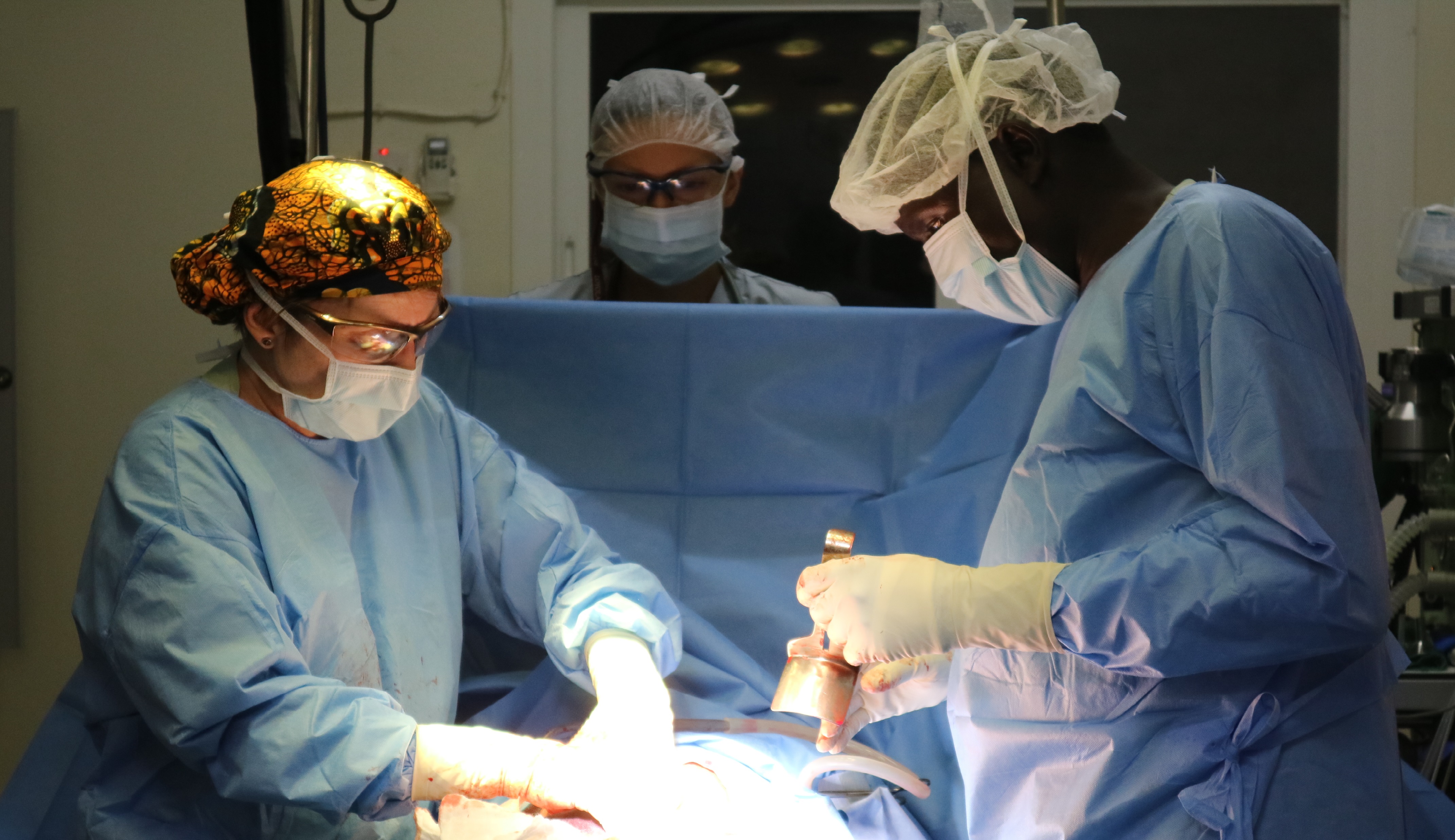 妊婦の手術をするルピン医師（左）とケトナー医師（中央）ら ©Saki Mizoroki/MSF