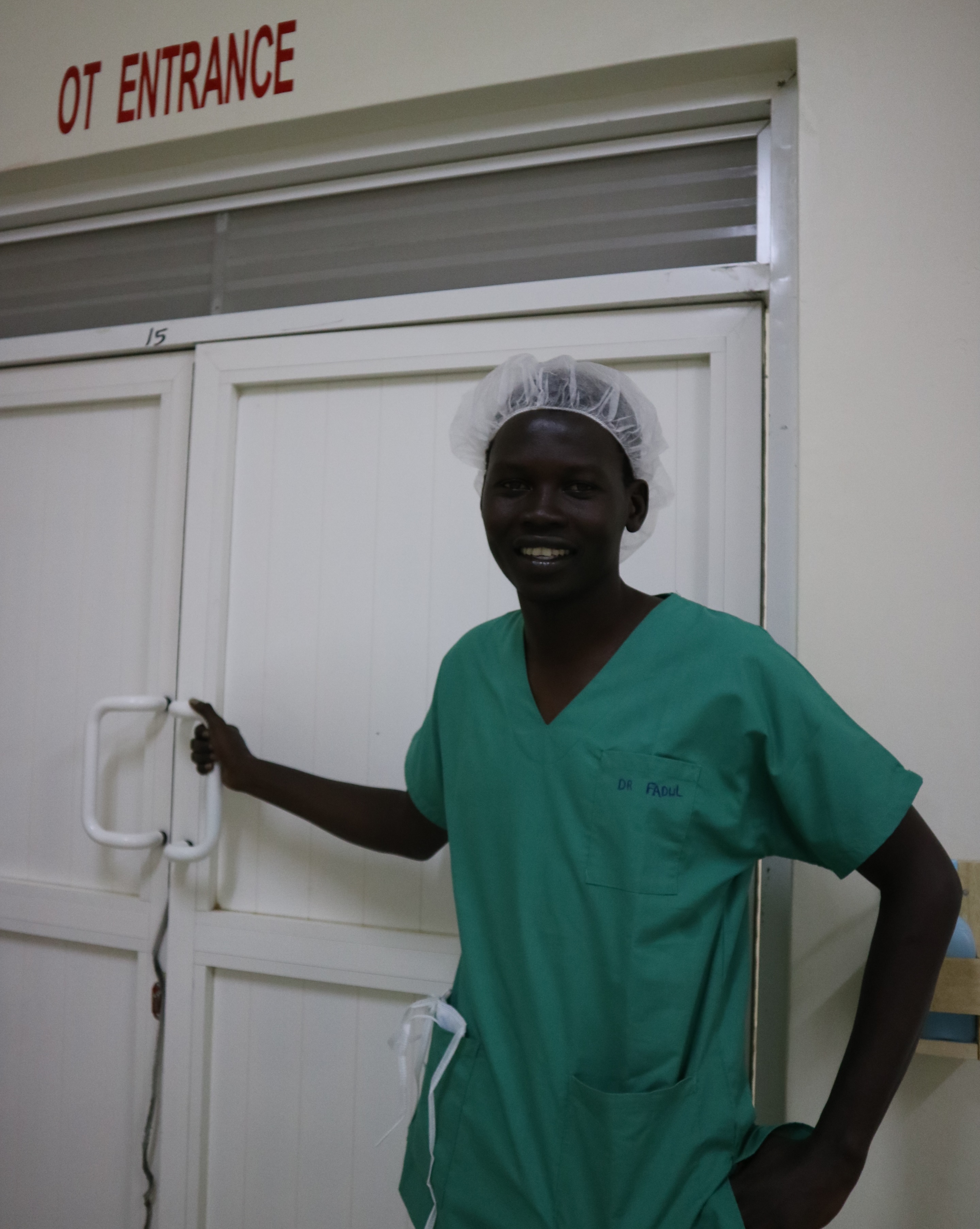 手術室の前に立つラマダン医師　 ©Saki Mizoroki/MSF