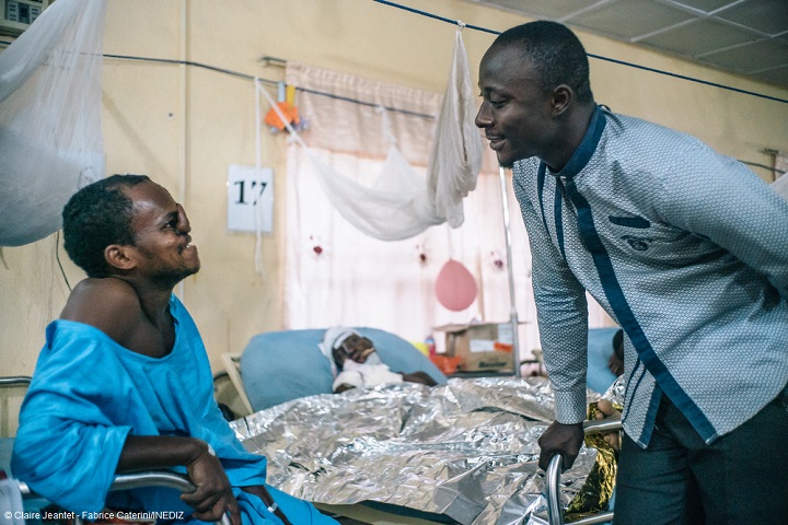 水がん病院のカウンセラー、アデボワレ・ムラタラ（右）。毎日患者を訪問し、個別の事情をヒアリングする