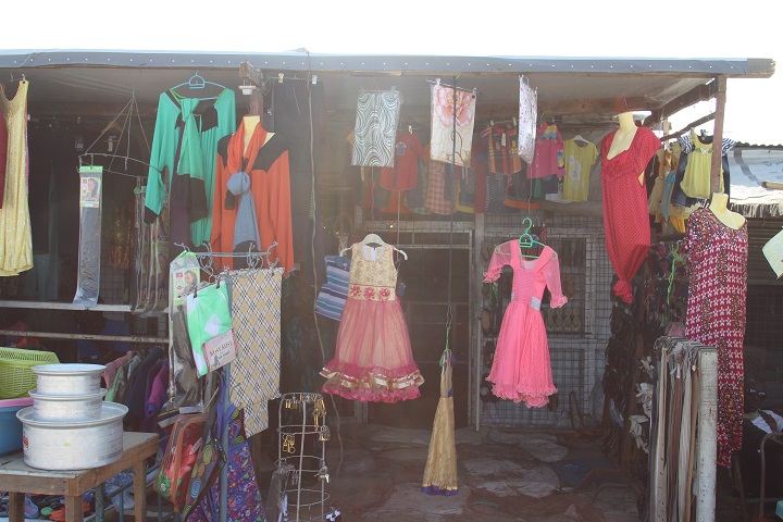 保護区内には雑貨や子どもの洋服を売る店もある　© Philippe Carr/MSF